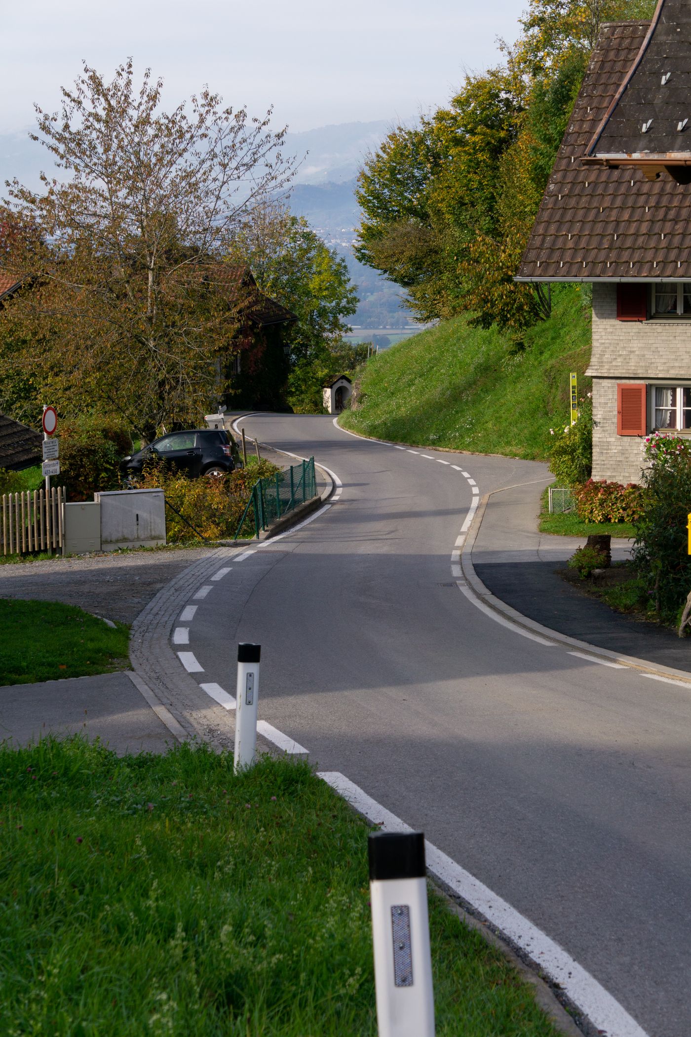 Landstraße durch hügeliges Gelände