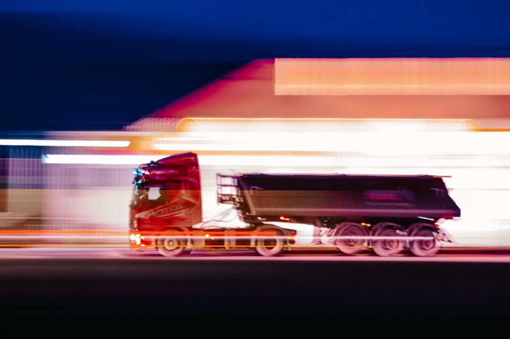 LKW in Fahrt bei Nacht